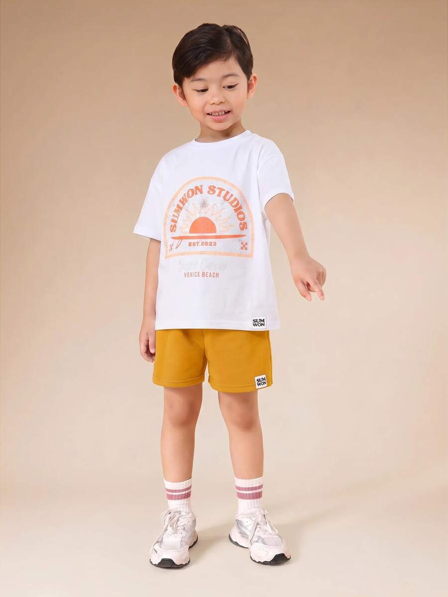 SUMWON 男孩夏季寬鬆套裝 Surf Crew Venice Beach 圖案 T 恤與芥末黃短褲休閒日常穿搭 - 黃色 - 查看 1