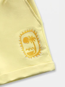 SUMWON 男童夏季套裝 T恤與短褲組，熱帶太陽貼布標誌，休閒度假穿搭 - 黃色 - 查看 5