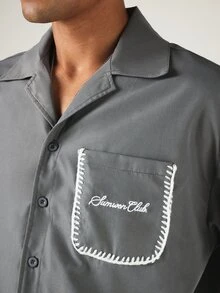SUMWON Camisa de bolos de manga corta holgada para hombre con detalles de costura de látigo, bolsillo en el pecho y bordado de logotipo en letra cursiva, verano - Gris Oscuro - Ver 5