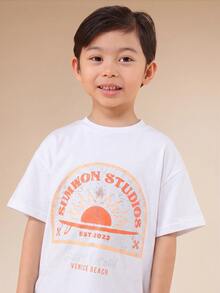 SUMWON 男孩夏季寬鬆套裝 Surf Crew Venice Beach 圖案 T 恤與芥末黃短褲休閒日常穿搭 - 黃色 - 查看 5