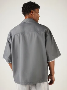 SUMWON Camisa de bolos de manga corta holgada para hombre con detalles de costura de látigo, bolsillo en el pecho y bordado de logotipo en letra cursiva, verano - Gris Oscuro - Ver 2