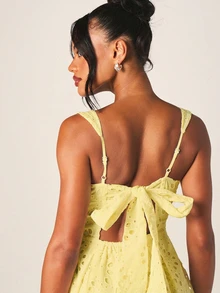MISSGUIDED Vestido mini con bordado de ojales, detalle de lazo en la espalda, cuello cuadrado, estilo babydoll, fluido, vestido de verano para la playa - Amarillo - Ver 2