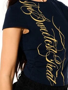 SUMWON 大尺碼短版 T-shirt，金色垂直草寫字母印花，小飛袖，圓領，休閒日常上衣 - 藏蓝色 - 查看 2