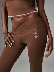 BABYPHAT Leggings de jersey con logo de escritura con strass, diseño artístico en la parte trasera y detalle de bajo acampanado - Marrón - Ver 5
