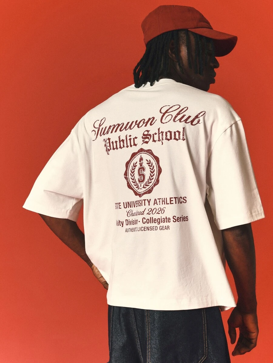 SUMWON Camiseta de manga corta con cuello redondo, corte boxy corto y estampado gráfico universitario de Club Public School - Blanco - Ver 1