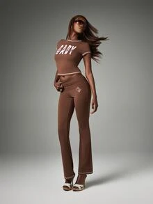BABYPHAT Leggings de jersey con logo de escritura con strass, diseño artístico en la parte trasera y detalle de bajo acampanado - Marrón - Ver 3
