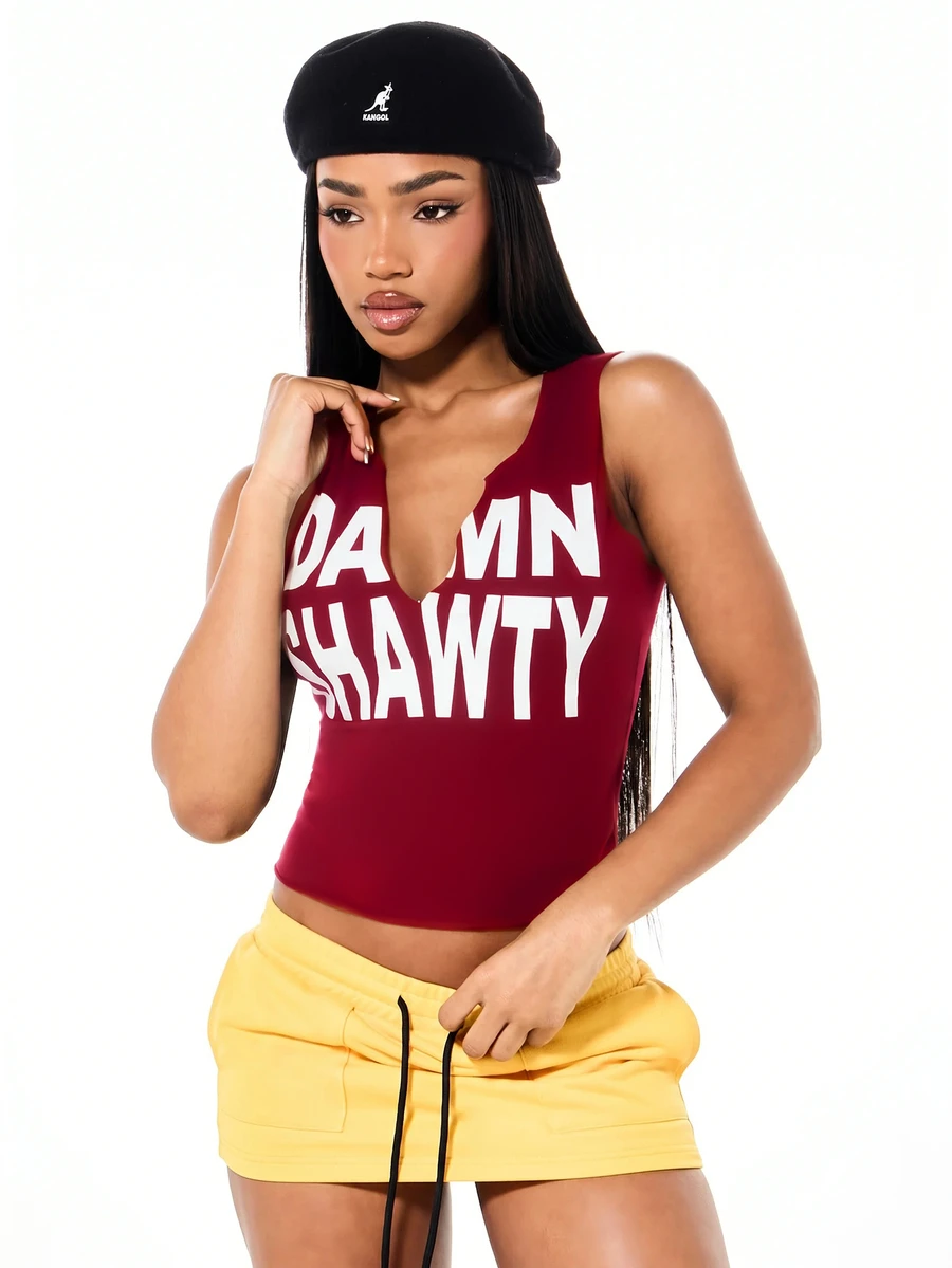 SUMWON WOMEN Damn Shawty 圖案印花深V領短版背心上衣 大膽宣言街頭風夏季上衣 - 紅色 - 查看 1