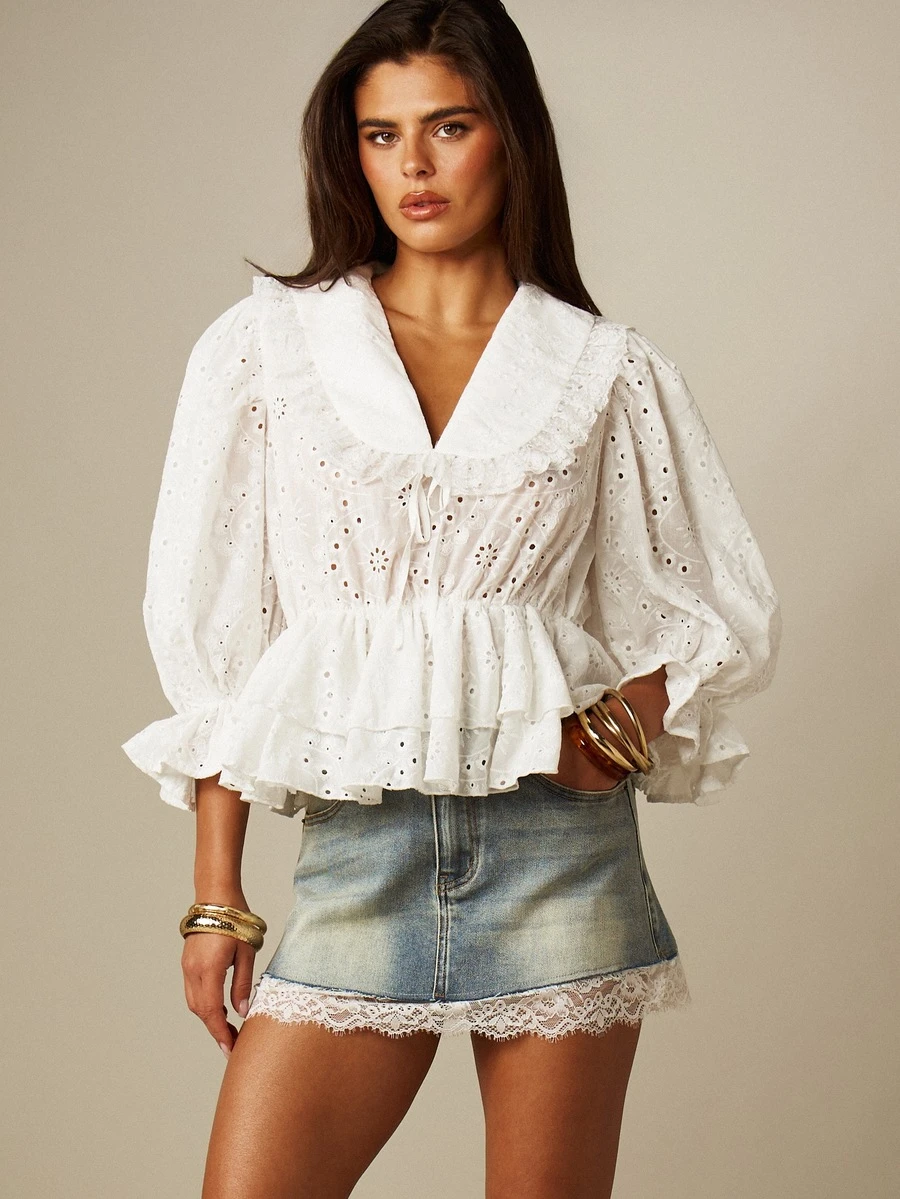 MISSGUIDED Blus Peplum Lengan Mengembang dengan Detail Bordir dan Lubang Kancing, Kerah Berumbai Besar, dan Detail Hem Bertingkat - Putih - View 1