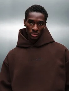 PLAYBOY X SUMWON Sudadera con capucha Crop Fit Essentials Oversized con gráfico de conejo con cristales de strass en la espalda - Marrón Chocolate - Ver 3