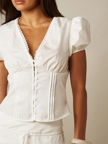 MISSGUIDED ملابس علوية قصيرة صيفية بتصميم كورسيه مع أكمام منفوخة وحافة دانتيل على شكل صدفة، أزرار أمامية وتفاصيل طيات دقيقة وياقة على شكل حرف V - أبيض - مشاهدة 4