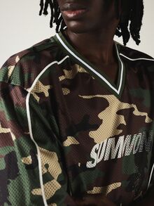 SUMWON 迷彩印花網眼V領寬鬆版型球衣T恤，配對比滾邊與Logo細節 - 軍綠色 - 查看 6