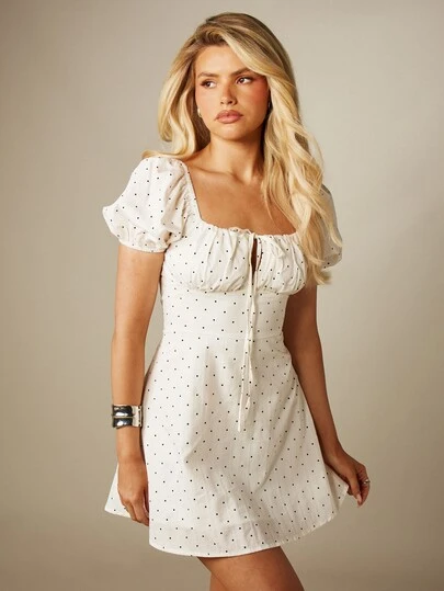 MISSGUIDED Mini šaty s puntíky, čtvercovým výstřihem, nadýchanými rukávy a detailem s mašlí vpředu, letní boho styl