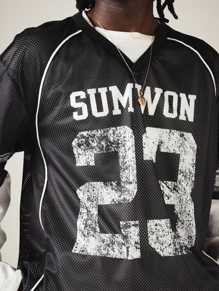 SUMWON Camiseta de fútbol de malla extragrande con cuello en V, estampado de número gráfico y manga corta - Negro - Añade 6