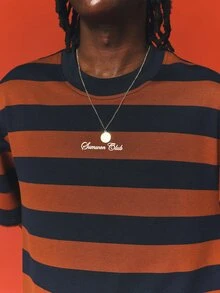 SUMWON Camiseta de manga corta con ajuste corto a rayas, estampado gráfico en la espalda y logotipo con letra cursiva de Suspicious Club - Multicolor - Ver 5