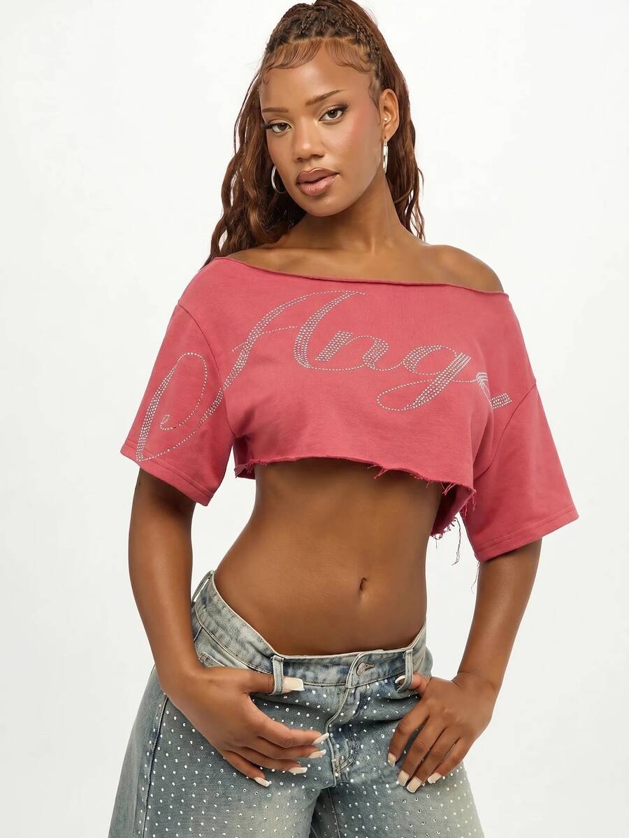 SUMWON WOMEN Top corto con hombros descubiertos, pedrería con fijación en caliente, diseño de letra, detalle de dobladillo crudo y mangas cortas - Rosa Fucsia - Ver 1