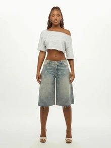 SUMWON WOMEN Top corto con hombros descubiertos, strass con fijación térmica, diseño de letra, dobladillo crudo y mangas cortas - Gris - Ver 4