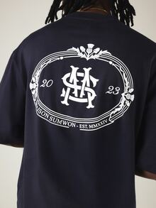 SUMWON Maison Oversized Rundhals T-Shirt mit Monogramm-Rückenlogo-Muster und Bruststickerei - marineblau - Übersicht 1