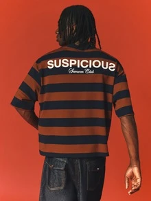 SUMWON Camiseta de manga corta con ajuste corto a rayas, estampado gráfico en la espalda y logotipo con letra cursiva de Suspicious Club - Multicolor - Ver 1