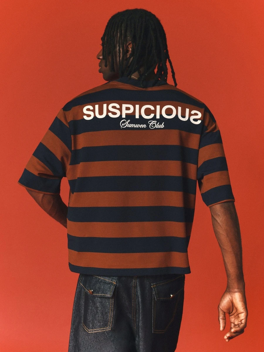 SUMWON Camiseta de manga corta con ajuste corto a rayas, estampado gráfico en la espalda y logotipo con letra cursiva de Suspicious Club - Multicolor - Ver 1
