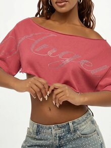 SUMWON WOMEN Top corto con hombros descubiertos, pedrería con fijación en caliente, diseño de letra, detalle de dobladillo crudo y mangas cortas - Rosa Fucsia - Ver 3
