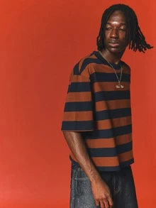 SUMWON Camiseta de manga corta con ajuste corto a rayas, estampado gráfico en la espalda y logotipo con letra cursiva de Suspicious Club - Multicolor - Ver 4