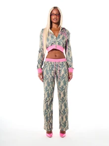 SUMWON WOMEN 修身迷彩印花拉鍊短版連帽衛衣，亮粉色羅紋飾邊與圖案細節 - 軍綠色 - 查看 3