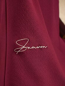 SUMWON Camiseta de cuello redondo texturizada de talla grande con bordado de firma de guion, manga corta, ajuste relajado, top casual - Burdeos - Ver 5