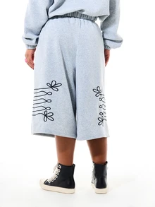 SUMWON WOMEN Oversized Fleece-Shorts mit weitem Bein, abstrakten Blumenstickerei-Details und elastischem Bund, knielang - Grau - Übersicht 2