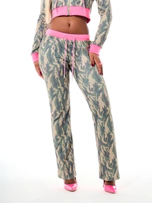 SUMWON WOMEN Camo Print Flared Lounge Pants With Contrast Pink Waistband And Drawstring Casual Bottoms - Army Green - View 1