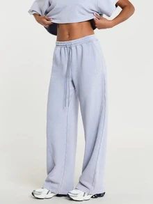 11SKNDS Celana Jogging Kaki Lebar dengan Tali Serut di Pinggang, Celana Jogger Fleece Potongan Longgar dengan Detail Jahitan Depan dan Bordir Logo Kecil, Celana Santai Kasual untuk Sehari-hari - Dusty Blue - View 1