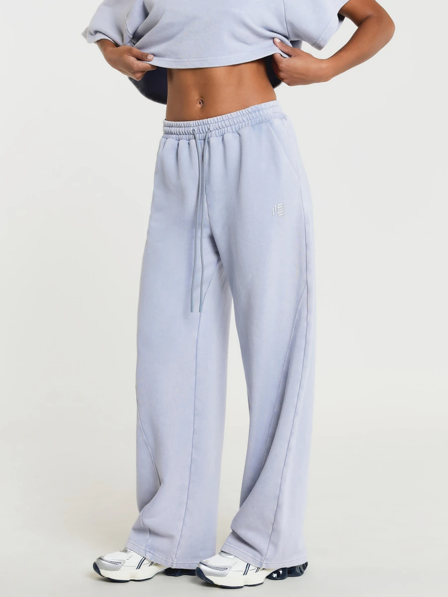 11SKNDS Celana Jogging Kaki Lebar dengan Tali Serut di Pinggang, Celana Jogger Fleece Potongan Longgar dengan Detail Jahitan Depan dan Bordir Logo Kecil, Celana Santai Kasual untuk Sehari-hari - Dusty Blue - View 1