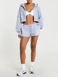 11SKNDS Hoodie crop dengan resleting dan detail ujung bawah yang robek, potongan oversized, lengan panjang, bahan fleece yang dicuci, lencana logo, dan tudung bertali. - Dusty Blue - View 4