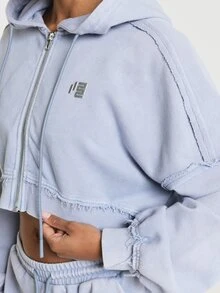 11SKNDS Hoodie crop dengan resleting dan detail ujung bawah yang robek, potongan oversized, lengan panjang, bahan fleece yang dicuci, lencana logo, dan tudung bertali. - Dusty Blue - View 5