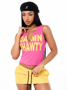 SUMWON WOMEN Damn Shawty 圖案印花短版背心，V型缺口領口，大膽黃色字母字體 - 粉色 - 查看 1