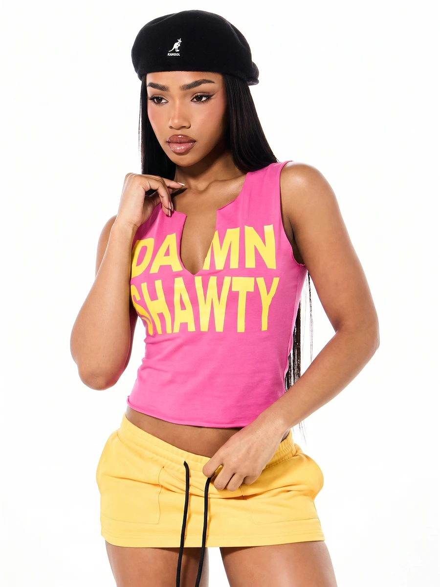 SUMWON WOMEN Damn Shawty 圖案印花短版背心,V型缺口領口,大膽黃色字母字體 - 粉色 - 查看 1
