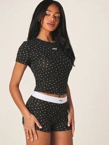 MISSGUIDED 花卉鏤空短版T恤與男孩短褲居家套裝，品牌彈性腰帶睡衣套組 - 黑色 - 查看 7
