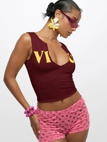 SUMWON Top corto sin mangas con logo gráfico y escote en V profundo para festival de verano, talla grande - Rojo - Ver 7