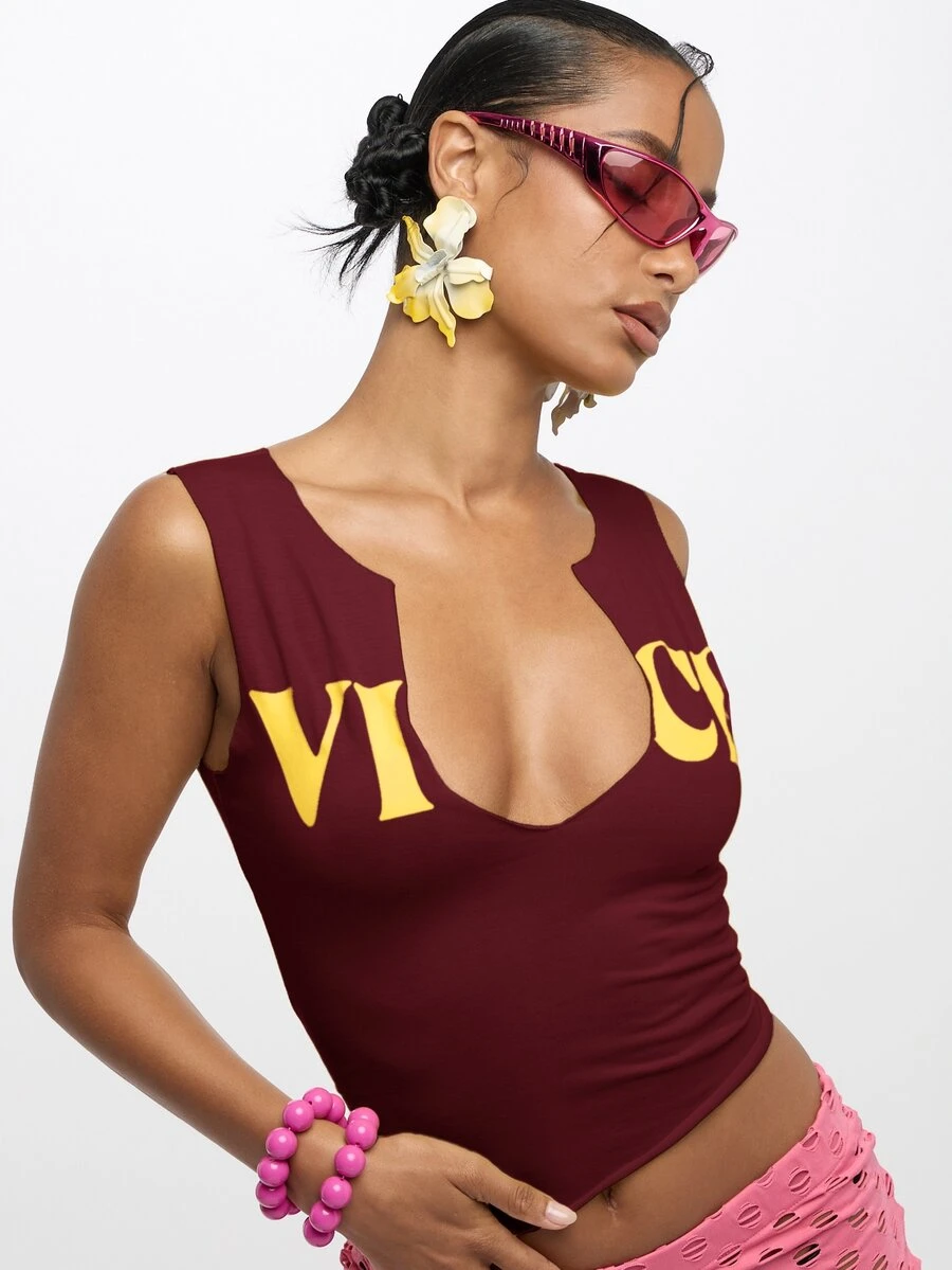 SUMWON Top corto sin mangas con logo gráfico y escote en V profundo para festival de verano, talla grande - Rojo - Ver 1