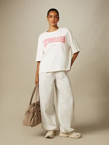 MISSGUIDED Copenhagen Denmark Oversized Preppy Graphic Print Crew Neck Short Sleeve Boxy T-Shirt Casual Everyday Summer Top Travel White And Pink - White - View 4