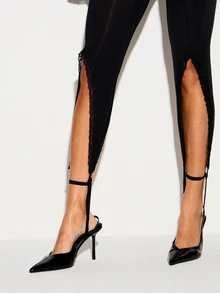 KIZN Legging Capri de Tule Transparente com Estribo, Acabamento em Renda, Bainha Abertura e Detalhe de Tira no Tornozelo - Preto - Visão 4