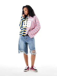 SUMWON WOMEN Gespleißtes Farbblock-gestreiftes Langarm-Crop-Top mit New York Varsity Nummern-Muster und Rundhalsausschnitt - Verschiedenfarbig - Übersicht 3