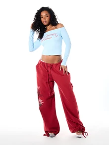 SUMWON WOMEN Off-Shoulder Grafik Langarm Crop Top mit Kursivschrift Dump Him Muster Y2K Stil - Blau - Übersicht 3