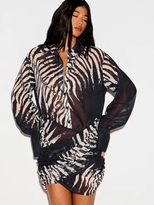 KIZN Vestido Mini Camisa de Chiffon Transparente com Estampa de Zebra, Manga Longa, Abotoamento, Bainha Franzida, Festa e Noite - Preto - Visão 1