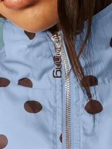 MISSGUIDED جاكيت رياضي بنقاط بولكا نصف سحاب مع حاشية مطاطية برباط سحب مقاس كبير قصير الربيع والصيف - الأزرق - مشاهدة 6