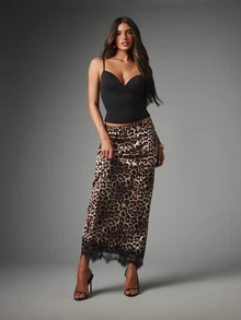 MISSGUIDED 豹紋緞面長裙，黑色蕾絲下擺飾邊，優雅吊帶裙風，適合派對與夜晚外出 - 棕色 - 查看 2