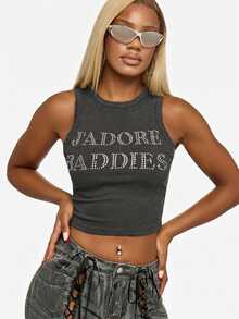 SUMWON WOMEN 水鑽熱貼圖案短版無袖羅紋圓領背心 Baddies 字母印花夏季音樂節上衣 - 紅色 - 查看 7