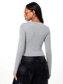 SUMWON Los Angeles California State 72 Graphic Print Deep V-Neck Long Sleeve Fitted Crop Top - Grey - View 2