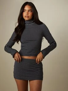 MISSGUIDED طقم قطعتين من ملابس علوية قصير بأكمام طويلة وياقة قمعية من قماش الجيرسي المخطط وتنورة قصيرة - الأزرق - مشاهدة 4