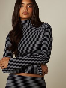 MISSGUIDED طقم قطعتين من ملابس علوية قصير بأكمام طويلة وياقة قمعية من قماش الجيرسي المخطط وتنورة قصيرة - الأزرق - مشاهدة 5