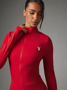 Missguided x Playboy Logo 全開襟運動夾克，小立領、長袖、拇指孔袖口，修身貼身剪裁，適合休閒與運動休閒風格 - 紅色 - 查看 2